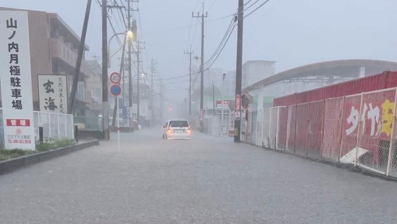 Tangkapan video dari gambar kamera langsung Kementerian Pertanahan, Infrastruktur, Transportasi, dan Pariwisata Jepang menunjukkan banjir Sungai Iwato yang disebabkan oleh hujan lebat di kota Mashiki, prefektur Kumamoto, barat daya Jepang, 3 Juli 2023, dalam gambar ini dirilis oleh Kementerian Kementerian Pertanahan, Infrastruktur, Transportasi, dan Pariwisata Jepang melalui Kyodo. (Japanese Ministry of Land, Infrastructure, Transport and Tourism/Kyodo via REUTERS)