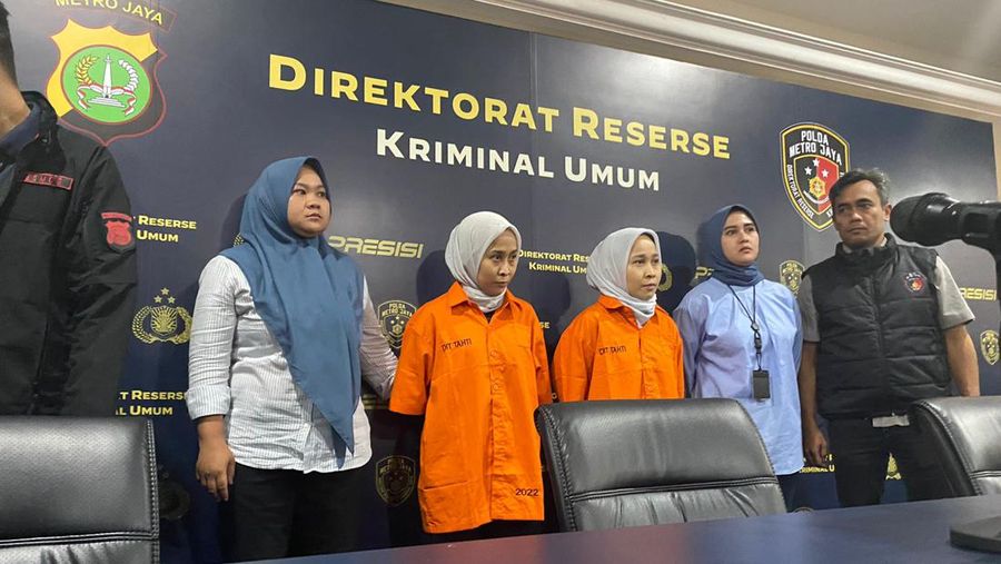 Si kembar penipu, Rihana dan Rihani berbaju tahanan. (Dok. Detikcom/Wildan Noviansah)