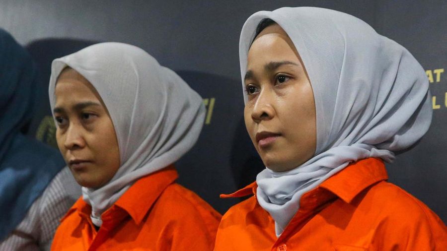 Si kembar penipu, Rihana dan Rihani berbaju tahanan. (Dok. Detikcom/Grandyos Zafna)