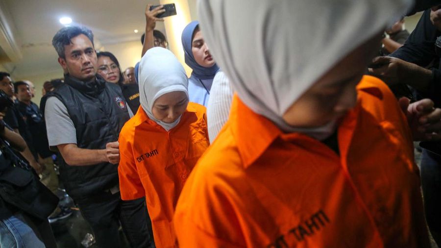 Si kembar penipu, Rihana dan Rihani berbaju tahanan. (Dok. Detikcom/Grandyos Zafna)