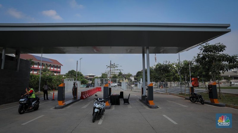 Suasana akses pintu masuk gerbang Selatan Jakarta International Stadium di Ancol, Jakarta Utara, Selasa (4/7/2023). (CNBC Indonesia/Faisal Rahman)
