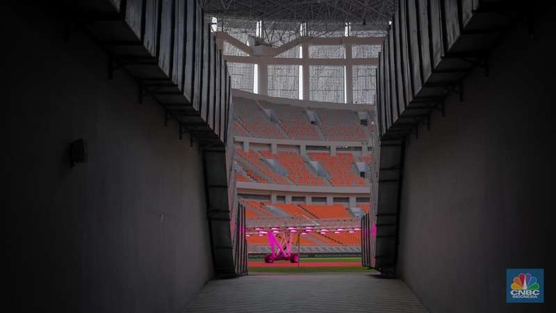 Suasana akses pintu masuk gerbang Selatan Jakarta International Stadium di Ancol, Jakarta Utara, Selasa (4/7/2023). (CNBC Indonesia/Faisal Rahman)