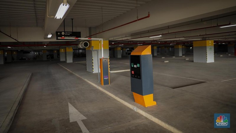 Suasana akses pintu masuk gerbang Selatan Jakarta International Stadium di Ancol, Jakarta Utara, Selasa (4/7/2023). (CNBC Indonesia/Faisal Rahman)