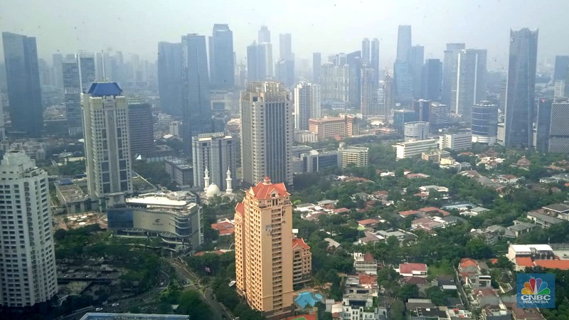 Suasana gedung perkotaan Ibukota Jakarta, Selasa, (4/7). Indonesia resmi naik kelas menjadi negara berpenghasilan menengah atas alias upper middle income country berdasarkan kategorisasi terbaru yang dirilis Bank Dunia. 
 (CNBC Indonesia/Muhammad Sabki)