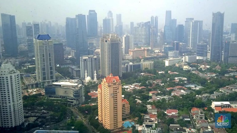 Suasana gedung perkotaan Ibukota Jakarta, Selasa, (4/7). Indonesia resmi naik kelas menjadi negara berpenghasilan menengah atas alias upper middle income country berdasarkan kategorisasi terbaru yang dirilis Bank Dunia. 
 (CNBC Indonesia/Muhammad Sabki)