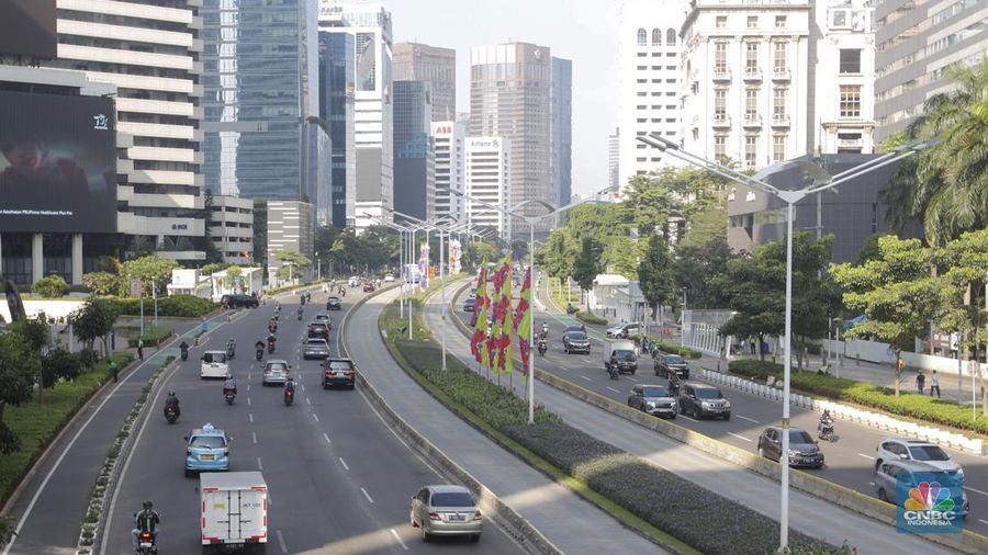 Suasana gedung perkotaan Ibukota Jakarta, Selasa, (4/7). Indonesia resmi naik kelas menjadi negara berpenghasilan menengah atas alias upper middle income country berdasarkan kategorisasi terbaru yang dirilis Bank Dunia. (վ/Muhammad Sabki)