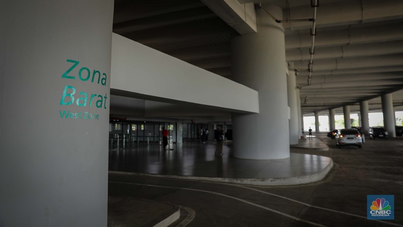 Menteri Pemuda dan Olahraga Republik Indonesia (Menpora RI) Dito Ariotedjo saat meninjau Jakarta International Stadium (JIS) di Ancol, Jakarta Utara, Selasa (4/7/2023). Kunjungan Menpora Dito Ariotedjo untuk memastikan kesiapan Jakarta International Stadium yang akan menjadi salah satu venue penyelanggarann Piala Dunia U-17 yang berlangsung pada 10 November sampai 2 Desember 2023. (CNBC Indonesia/Faisal Rahman)