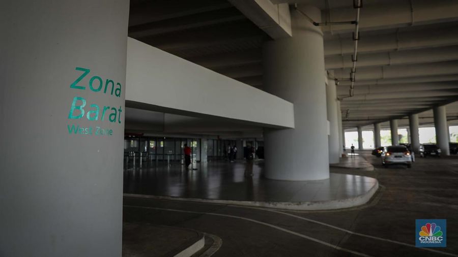 Menteri Pemuda dan Olahraga Republik Indonesia (Menpora RI) Dito Ariotedjo saat meninjau Jakarta International Stadium (JIS) di Ancol, Jakarta Utara, Selasa (4/7/2023). Kunjungan Menpora Dito Ariotedjo untuk memastikan kesiapan Jakarta International Stadium yang akan menjadi salah satu venue penyelanggarann Piala Dunia U-17 yang berlangsung pada 10 November sampai 2 Desember 2023. (CNBC Indonesia/Faisal Rahman)