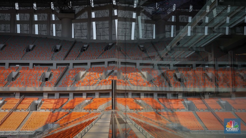 Menteri Pemuda dan Olahraga Republik Indonesia (Menpora RI) Dito Ariotedjo saat meninjau Jakarta International Stadium (JIS) di Ancol, Jakarta Utara, Selasa (4/7/2023). Kunjungan Menpora Dito Ariotedjo untuk memastikan kesiapan Jakarta International Stadium yang akan menjadi salah satu venue penyelanggarann Piala Dunia U-17 yang berlangsung pada 10 November sampai 2 Desember 2023. (CNBC Indonesia/Faisal Rahman)