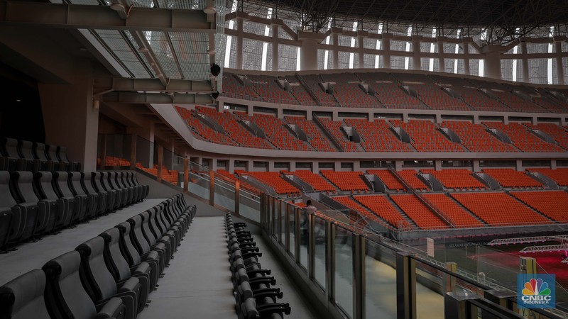 Menteri Pemuda dan Olahraga Republik Indonesia (Menpora RI) Dito Ariotedjo saat meninjau Jakarta International Stadium (JIS) di Ancol, Jakarta Utara, Selasa (4/7/2023). Kunjungan Menpora Dito Ariotedjo untuk memastikan kesiapan Jakarta International Stadium yang akan menjadi salah satu venue penyelanggarann Piala Dunia U-17 yang berlangsung pada 10 November sampai 2 Desember 2023. (CNBC Indonesia/Faisal Rahman)