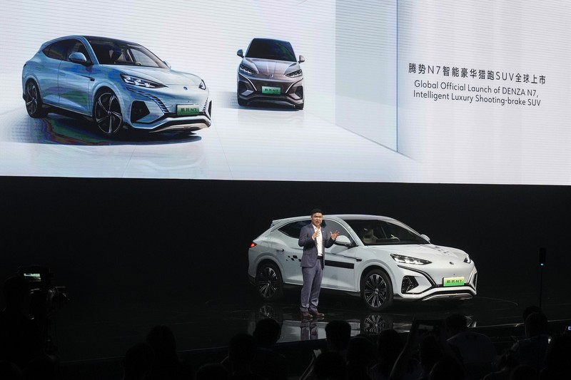 SUV fastback Denza N7 dari BYD resmi dihadirkan di China. Model ini, akan menjadi mobil pertama dengan menggunakan sistem akustik dari Devialet. (AP Photo/Andy Wong) SUV fastback Denza N7 dari BYD resmi dihadirkan di China. Model ini, akan menjadi mobil pertama dengan menggunakan sistem akustik dari Devialet. (AP Photo/Andy Wong)