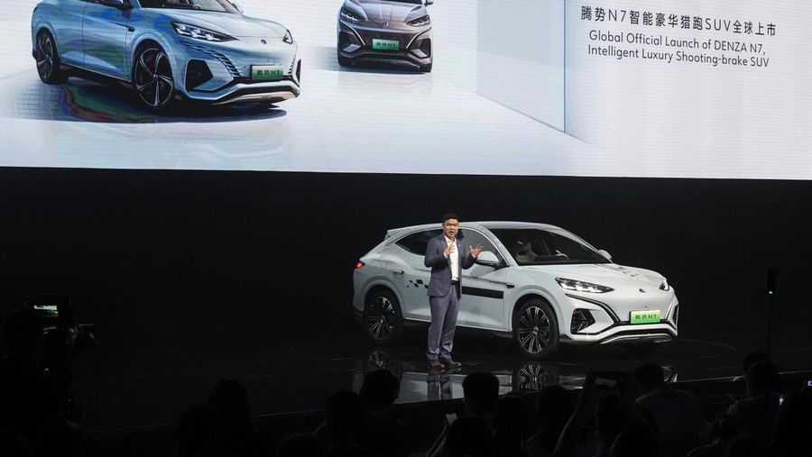 SUV fastback Denza N7 dari BYD resmi dihadirkan di China. Model ini, akan menjadi mobil pertama dengan menggunakan sistem akustik dari Devialet. (AP Photo/Andy Wong)