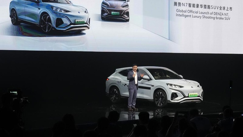 SUV fastback Denza N7 dari BYD resmi dihadirkan di China. Model ini, akan menjadi mobil pertama dengan menggunakan sistem akustik dari Devialet. (AP Photo/Andy Wong)