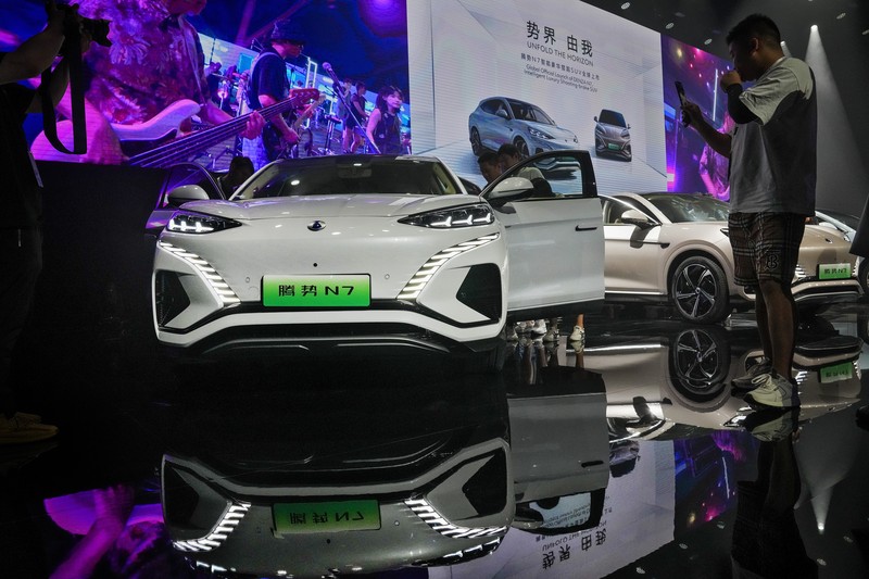 SUV fastback Denza N7 dari BYD resmi dihadirkan di China. Model ini, akan menjadi mobil pertama dengan menggunakan sistem akustik dari Devialet. (AP Photo/Andy Wong) SUV fastback Denza N7 dari BYD resmi dihadirkan di China. Model ini, akan menjadi mobil pertama dengan menggunakan sistem akustik dari Devialet. (AP Photo/Andy Wong)