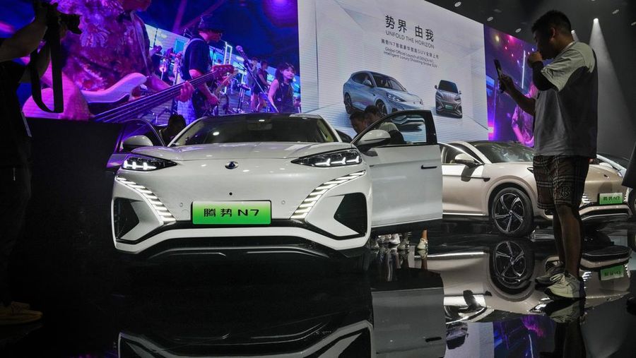 SUV fastback Denza N7 dari BYD resmi dihadirkan di China. Model ini, akan menjadi mobil pertama dengan menggunakan sistem akustik dari Devialet. (AP Photo/Andy Wong)