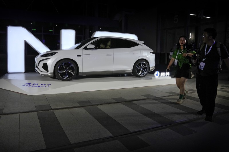 SUV fastback Denza N7 dari BYD resmi dihadirkan di China. Model ini, akan menjadi mobil pertama dengan menggunakan sistem akustik dari Devialet. (AP Photo/Andy Wong) SUV fastback Denza N7 dari BYD resmi dihadirkan di China. Model ini, akan menjadi mobil pertama dengan menggunakan sistem akustik dari Devialet. (AP Photo/Andy Wong)