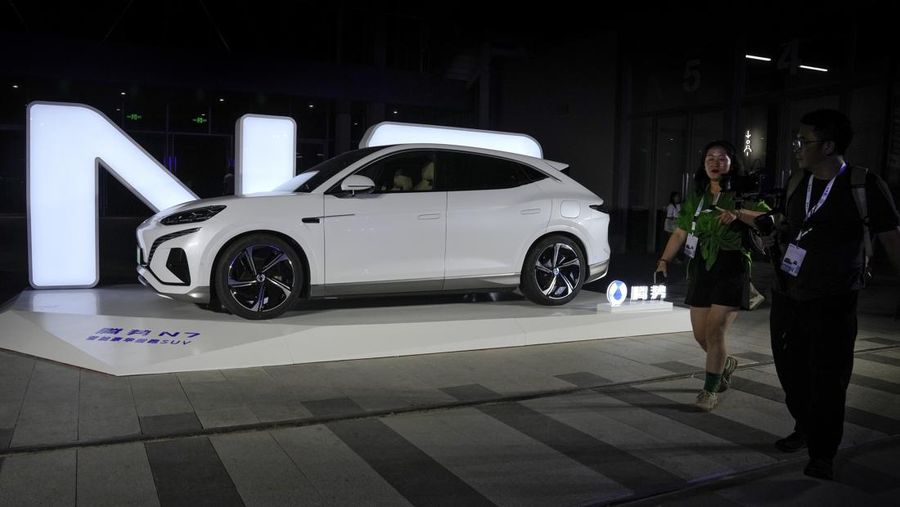 SUV fastback Denza N7 dari BYD resmi dihadirkan di China. Model ini, akan menjadi mobil pertama dengan menggunakan sistem akustik dari Devialet. (AP Photo/Andy Wong)