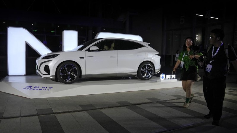 SUV fastback Denza N7 dari BYD resmi dihadirkan di China. Model ini, akan menjadi mobil pertama dengan menggunakan sistem akustik dari Devialet. (AP Photo/Andy Wong)