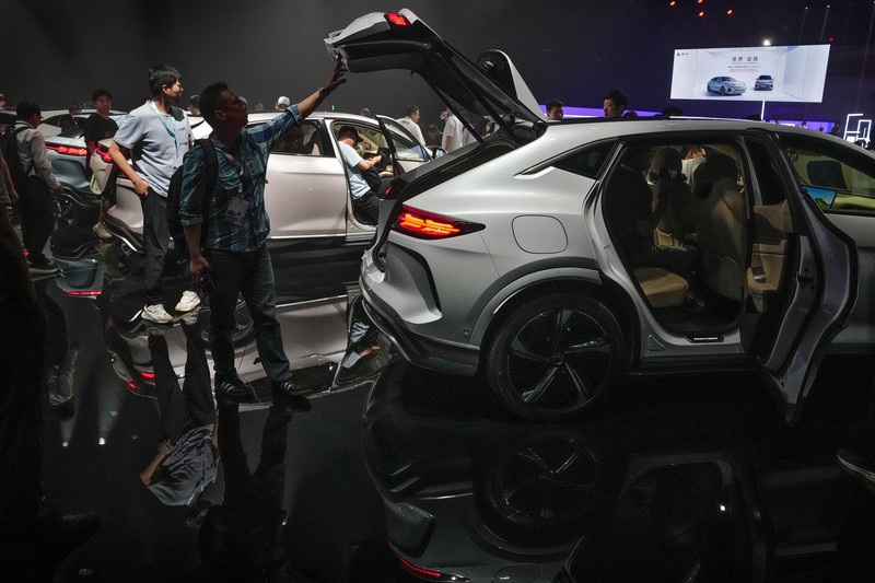 SUV fastback Denza N7 dari BYD resmi dihadirkan di China. Model ini, akan menjadi mobil pertama dengan menggunakan sistem akustik dari Devialet. (AP Photo/Andy Wong) SUV fastback Denza N7 dari BYD resmi dihadirkan di China. Model ini, akan menjadi mobil pertama dengan menggunakan sistem akustik dari Devialet. (AP Photo/Andy Wong)