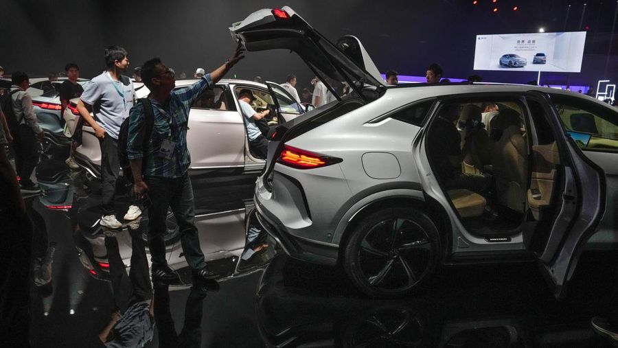 SUV fastback Denza N7 dari BYD resmi dihadirkan di China. Model ini, akan menjadi mobil pertama dengan menggunakan sistem akustik dari Devialet. (AP Photo/Andy Wong)
