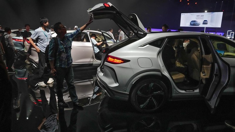 SUV fastback Denza N7 dari BYD resmi dihadirkan di China. Model ini, akan menjadi mobil pertama dengan menggunakan sistem akustik dari Devialet. (AP Photo/Andy Wong)