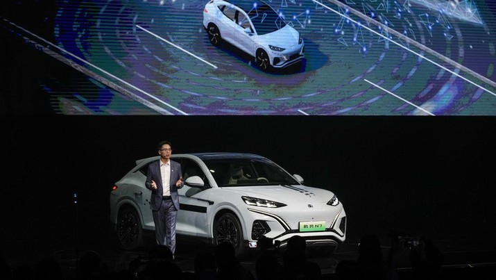 SUV fastback Denza N7 dari BYD resmi dihadirkan di China. Model ini, akan menjadi mobil pertama dengan menggunakan sistem akustik dari Devialet. (AP Photo/Andy Wong)