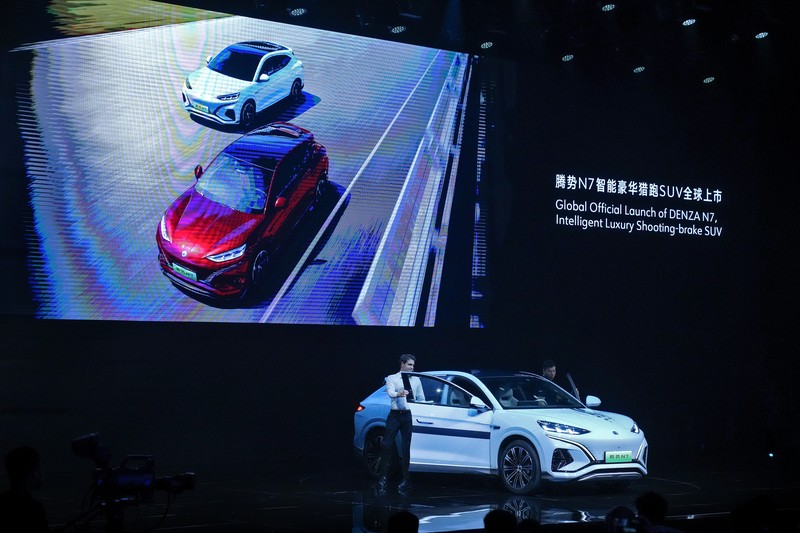 SUV fastback Denza N7 dari BYD resmi dihadirkan di China. Model ini, akan menjadi mobil pertama dengan menggunakan sistem akustik dari Devialet. (AP Photo/Andy Wong) SUV fastback Denza N7 dari BYD resmi dihadirkan di China. Model ini, akan menjadi mobil pertama dengan menggunakan sistem akustik dari Devialet. (AP Photo/Andy Wong)