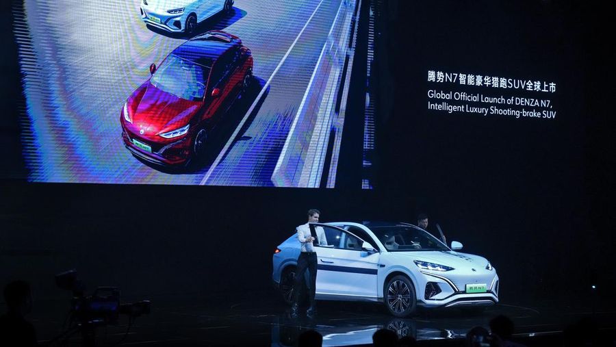SUV fastback Denza N7 dari BYD resmi dihadirkan di China. Model ini, akan menjadi mobil pertama dengan menggunakan sistem akustik dari Devialet. (AP Photo/Andy Wong)
