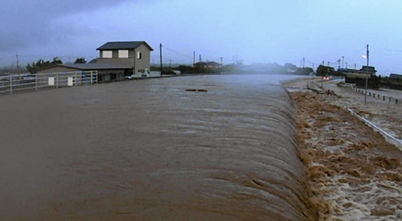 Tangkapan video dari gambar kamera langsung Kementerian Pertanahan, Infrastruktur, Transportasi, dan Pariwisata Jepang menunjukkan banjir Sungai Iwato yang disebabkan oleh hujan lebat di kota Mashiki, prefektur Kumamoto, barat daya Jepang, 3 Juli 2023, dalam gambar ini dirilis oleh Kementerian Kementerian Pertanahan, Infrastruktur, Transportasi, dan Pariwisata Jepang melalui Kyodo. (Japanese Ministry of Land, Infrastructure, Transport and Tourism/Kyodo via REUTERS)
