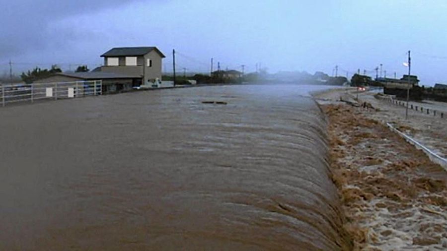 Tangkapan video dari gambar kamera langsung Kementerian Pertanahan, Infrastruktur, Transportasi, dan Pariwisata Jepang menunjukkan banjir Sungai Iwato yang disebabkan oleh hujan lebat di kota Mashiki, prefektur Kumamoto, barat daya Jepang, 3 Juli 2023, dalam gambar ini dirilis oleh Kementerian Kementerian Pertanahan, Infrastruktur, Transportasi, dan Pariwisata Jepang melalui Kyodo. (Japanese Ministry of Land, Infrastructure, Transport and Tourism/Kyodo via REUTERS)