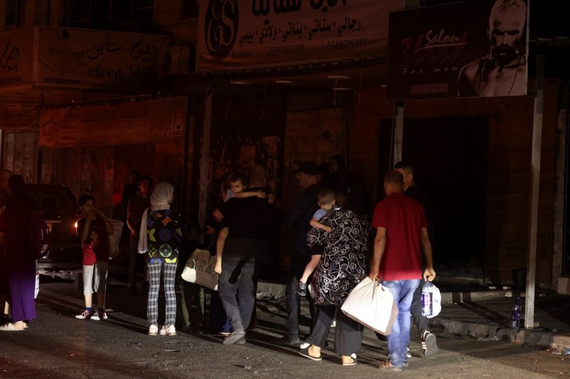 Warga Palestina yang tinggal di kamp pengungsian Jenin mulai meninggalkan rumah mereka, Senin malam (3/7/2023) waktu setempat. (AFP/JAAFAR ASHTIYEH) Warga Palestina yang tinggal di kamp pengungsian Jenin mulai meninggalkan rumah mereka, Senin malam (3/7/2023) waktu setempat. (AFP/JAAFAR ASHTIYEH)