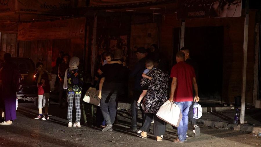 Warga Palestina yang tinggal di kamp pengungsian Jenin mulai meninggalkan rumah mereka, Senin malam (3/7/2023) waktu setempat. (AFP/JAAFAR ASHTIYEH)