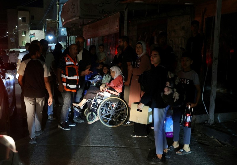 Warga Palestina yang tinggal di kamp pengungsian Jenin mulai meninggalkan rumah mereka, Senin malam (3/7/2023) waktu setempat. (AFP/JAAFAR ASHTIYEH) Warga Palestina yang tinggal di kamp pengungsian Jenin mulai meninggalkan rumah mereka, Senin malam (3/7/2023) waktu setempat. (AFP/JAAFAR ASHTIYEH)