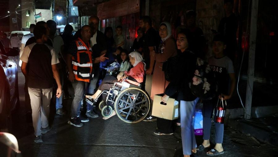 Warga Palestina yang tinggal di kamp pengungsian Jenin mulai meninggalkan rumah mereka, Senin malam (3/7/2023) waktu setempat. (AFP/JAAFAR ASHTIYEH)