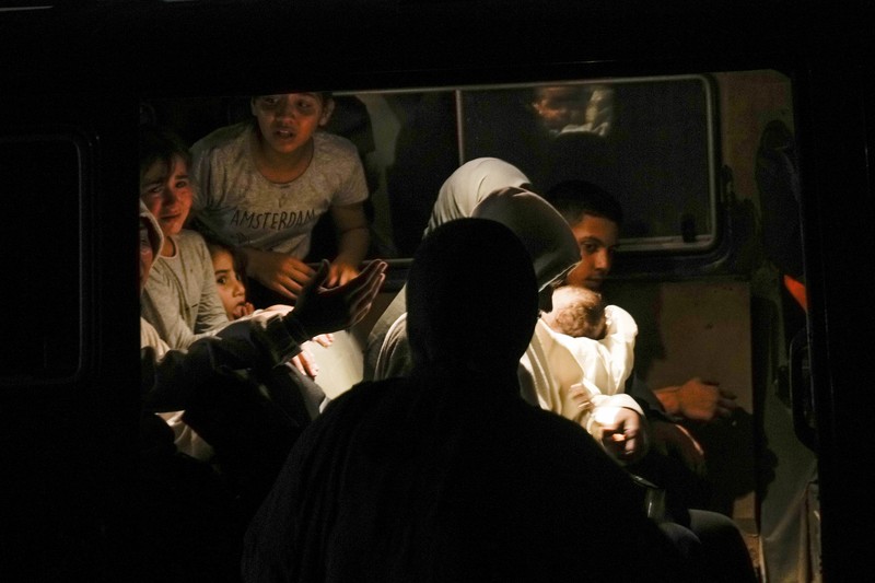 Warga Palestina yang tinggal di kamp pengungsian Jenin mulai meninggalkan rumah mereka, Senin malam (3/7/2023) waktu setempat. (AFP/JAAFAR ASHTIYEH) Warga Palestina yang tinggal di kamp pengungsian Jenin mulai meninggalkan rumah mereka, Senin malam (3/7/2023) waktu setempat. (AFP/JAAFAR ASHTIYEH)