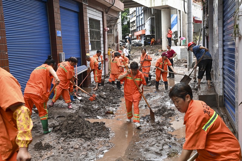 Setidaknya 15 orang tewas dalam beberapa hari terakhir dan empat orang hilang setelah banjir parah yang disebabkan oleh hujan lebat melanda kotamadya Chongqing, China, lapor kantor berita Xinhua pada Rabu (5 Juli), mengutip pihak berwenang. Setidaknya 15 orang tewas dalam beberapa hari terakhir dan empat orang hilang setelah banjir parah yang disebabkan oleh hujan lebat melanda kotamadya Chongqing, China, lapor kantor berita Xinhua pada Rabu (5 Juli), mengutip pihak berwenang. (Tangkapan Layar Reuters/CCTV)