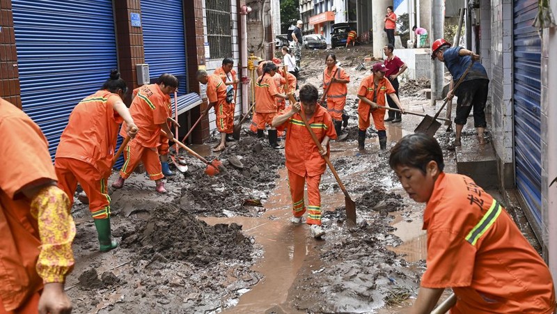 Setidaknya 15 orang tewas dalam beberapa hari terakhir dan empat orang hilang setelah banjir parah yang disebabkan oleh hujan lebat melanda kotamadya Chongqing, China, lapor kantor berita Xinhua pada Rabu (5 Juli), mengutip pihak berwenang. (Tangkapan Layar Reuters/CCTV)