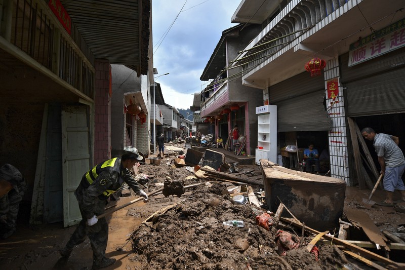 Setidaknya 15 orang tewas dalam beberapa hari terakhir dan empat orang hilang setelah banjir parah yang disebabkan oleh hujan lebat melanda kotamadya Chongqing, China, lapor kantor berita Xinhua pada Rabu (5 Juli), mengutip pihak berwenang. Setidaknya 15 orang tewas dalam beberapa hari terakhir dan empat orang hilang setelah banjir parah yang disebabkan oleh hujan lebat melanda kotamadya Chongqing, China, lapor kantor berita Xinhua pada Rabu (5 Juli), mengutip pihak berwenang. (Tangkapan Layar Reuters/CCTV)