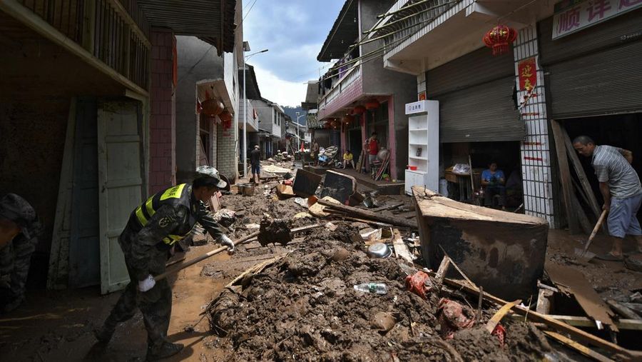 Setidaknya 15 orang tewas dalam beberapa hari terakhir dan empat orang hilang setelah banjir parah yang disebabkan oleh hujan lebat melanda kotamadya Chongqing, China, lapor kantor berita Xinhua pada Rabu (5 Juli), mengutip pihak berwenang. (Tangkapan Layar Reuters/CCTV)