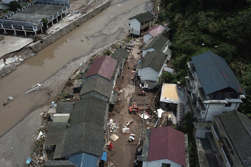 Setidaknya 15 orang tewas dalam beberapa hari terakhir dan empat orang hilang setelah banjir parah yang disebabkan oleh hujan lebat melanda kotamadya Chongqing, China, lapor kantor berita Xinhua pada Rabu (5 Juli), mengutip pihak berwenang. Setidaknya 15 orang tewas dalam beberapa hari terakhir dan empat orang hilang setelah banjir parah yang disebabkan oleh hujan lebat melanda kotamadya Chongqing, China, lapor kantor berita Xinhua pada Rabu (5 Juli), mengutip pihak berwenang. (Tangkapan Layar Reuters/CCTV)