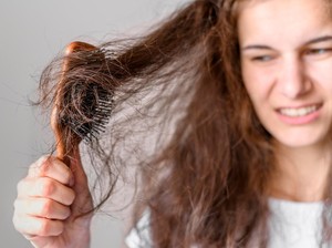 7 Cara Mengatasi Rambut Kering Secara Alami, Nggak Perlu Keluar Banyak Biaya