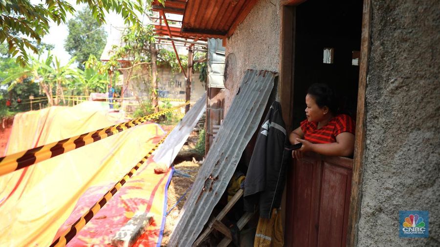 Kondisi suasana tanah longsor yang menimpa warga di Kawasan Pasir Putih, Depok Jawa Barat, Rabu, (5/7). (CNBC Indonesia/Muhammad Sabki)
