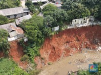 Gawat! Sampah Overload, Rumah Warga Terancam Longsor
