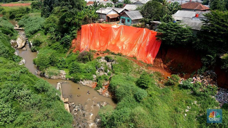 Kondisi suasana tanah longsor yang menimpa warga di Kawasan Pasir Putih, Depok Jawa Barat, Rabu, (5/7). (CNBC Indonesia/Muhammad Sabki)