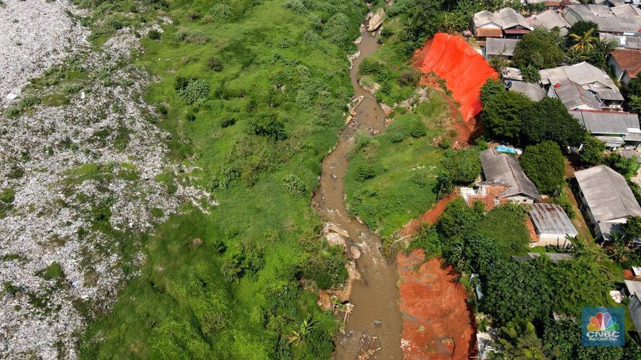 Kondisi suasana tanah longsor yang menimpa warga di Kawasan Pasir Putih, Depok Jawa Barat, Rabu, (5/7). (CNBC Indonesia/Muhammad Sabki)