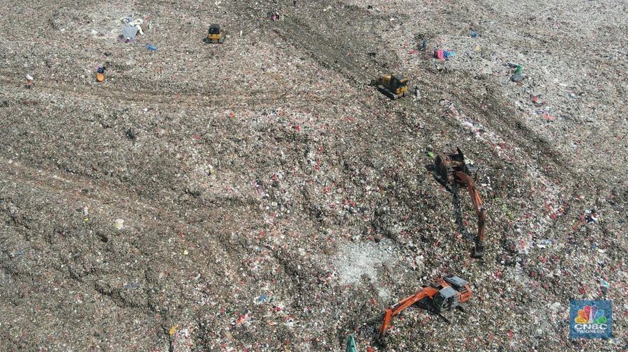 Kondisi suasana tanah longsor yang menimpa warga di Kawasan Pasir Putih, Depok Jawa Barat, Rabu, (5/7). (CNBC Indonesia/Muhammad Sabki)