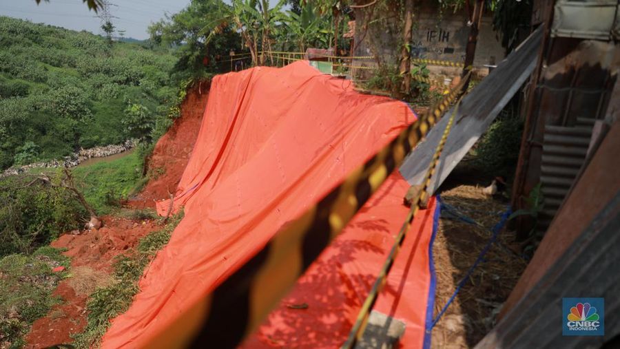 Kondisi suasana tanah longsor yang menimpa warga di Kawasan Pasir Putih, Depok Jawa Barat, Rabu, (5/7). (CNBC Indonesia/Muhammad Sabki)