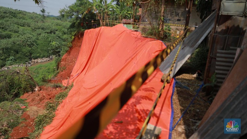 Kondisi suasana tanah longsor yang menimpa warga di Kawasan Pasir Putih, Depok Jawa Barat, Rabu, (5/7). (CNBC Indonesia/Muhammad Sabki)