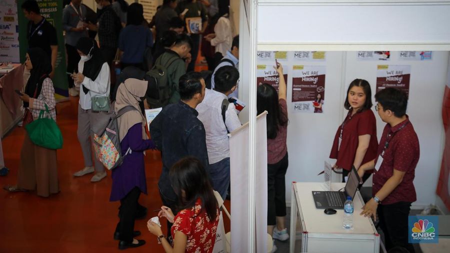 Para pencari kerja memadati bursa kerja bertajuk 