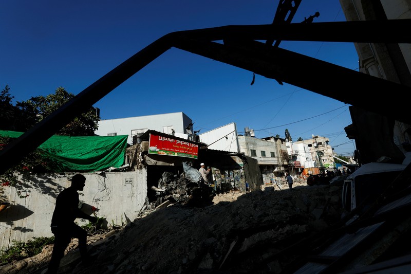 Seorang wanita Palestina duduk di depan sebuah bangunan yang rusak setelah penarikan tentara Israel dari kamp Jenin, di Jenin, di Tepi Barat yang diduduki Israel 5 Juli 2023. Seorang wanita Palestina duduk di depan sebuah bangunan yang rusak setelah penarikan tentara Israel dari kamp Jenin, di Jenin, di Tepi Barat yang diduduki Israel 5 Juli 2023. (REUTERS/Mohamad Torokman)